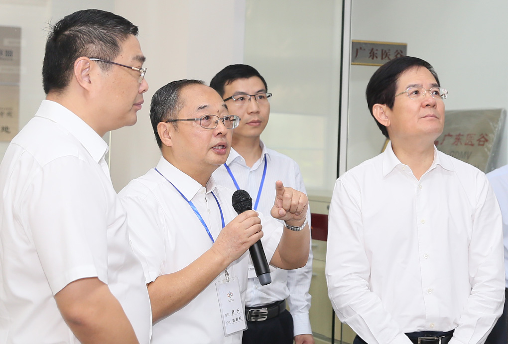 時(shí)任廣東省常務(wù)副省長徐少華