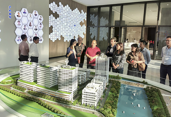 郁南縣政協(xié)黨組副書記、副主席朱永通一行蒞臨廣東醫(yī)谷考察交流