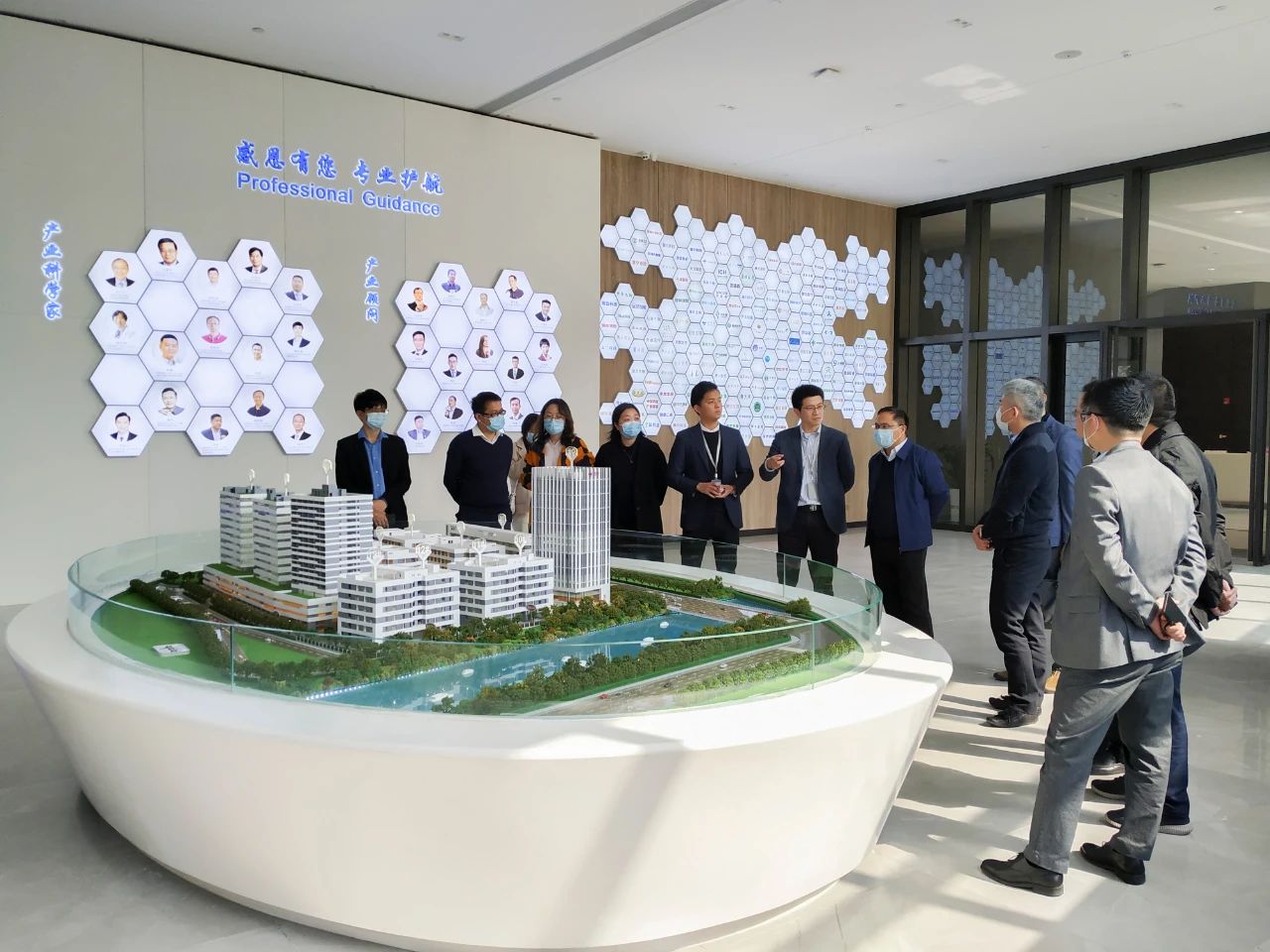 佛山市高明區(qū)西江產(chǎn)業(yè)新城管理委員會主任仇科欣一行蒞臨廣東醫(yī)谷考察交流