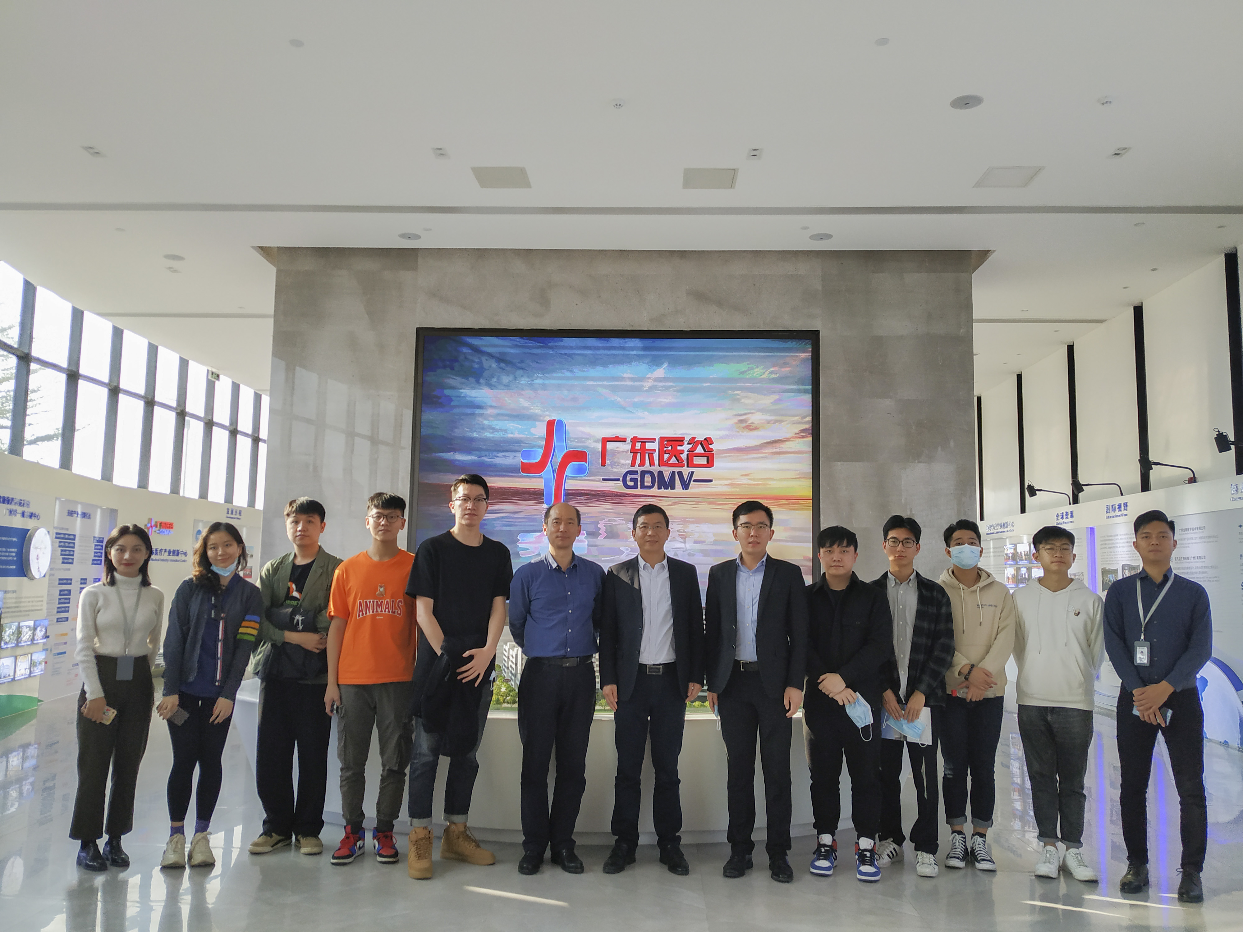 【園區(qū)新聞】港澳青年實(shí)習(xí)生團(tuán)一行赴廣東醫(yī)谷參觀交流