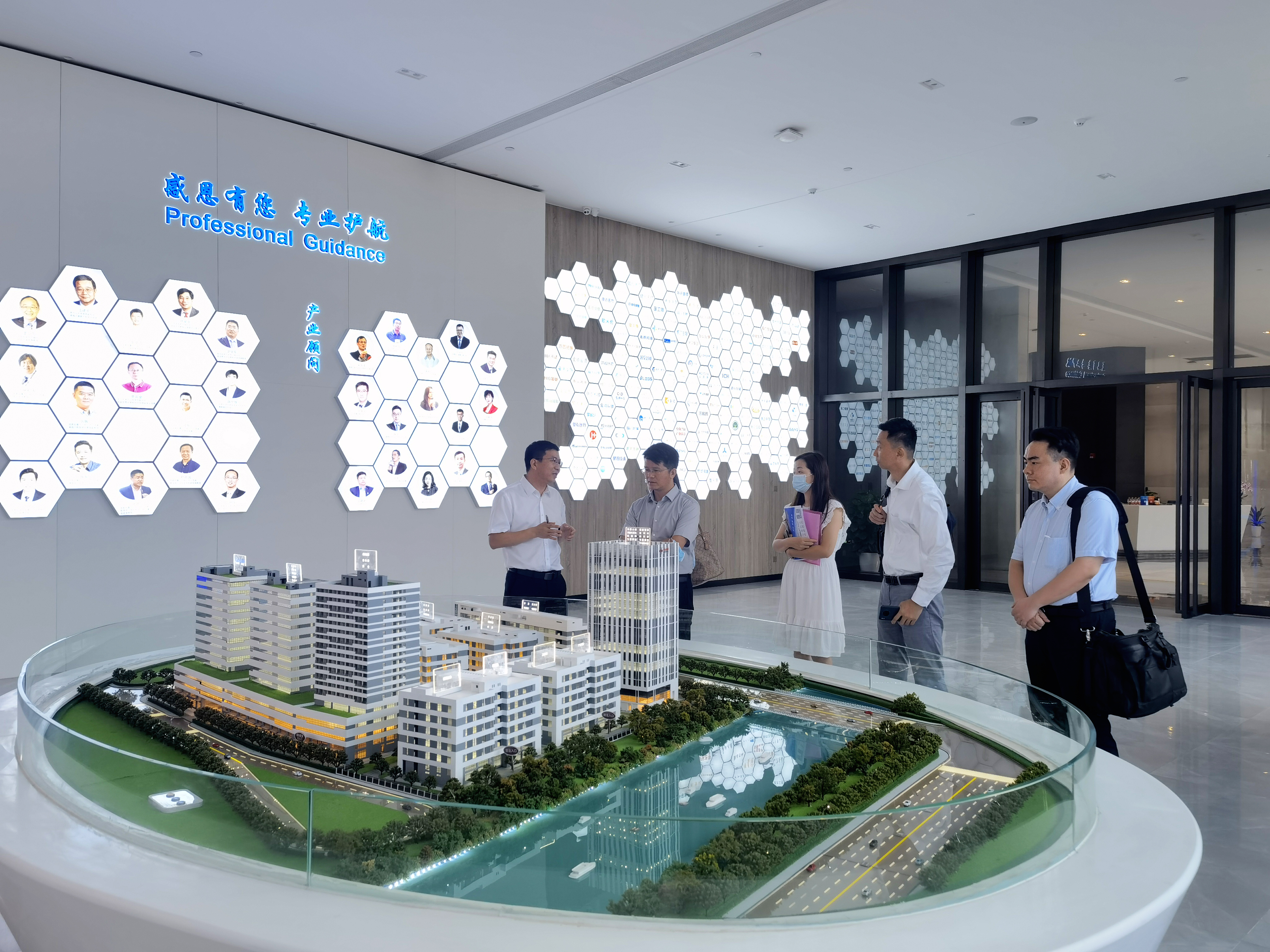 【園區(qū)新聞】南沙區(qū)大灣區(qū)辦專職副主任何揚(yáng)一行蒞臨廣東醫(yī)谷考察交流