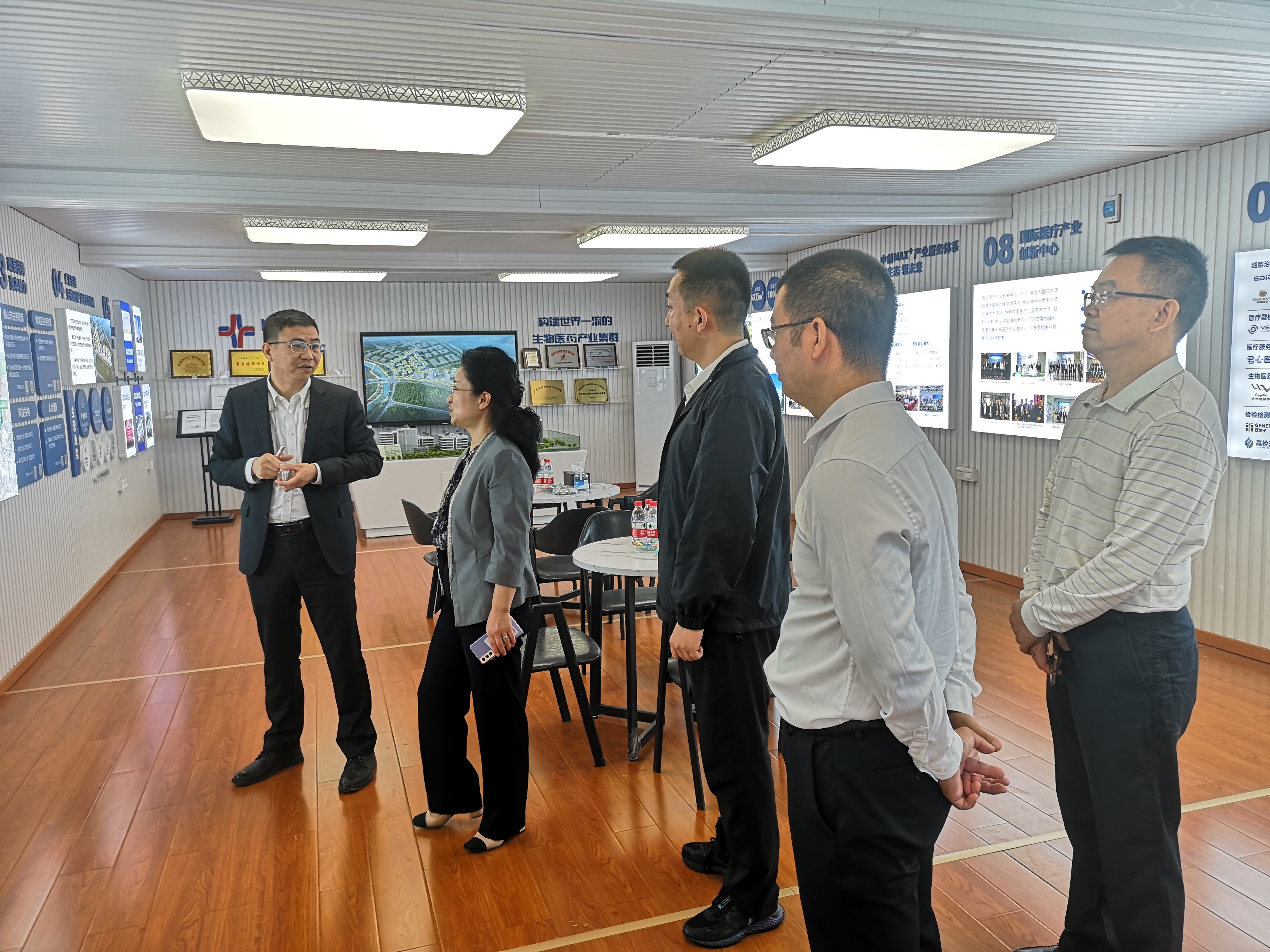 廣東省藥品監(jiān)管局黨組成員、副局長王玲蒞臨廣東醫(yī)谷?云東海生命科學(xué)園調(diào)研指導(dǎo)工作