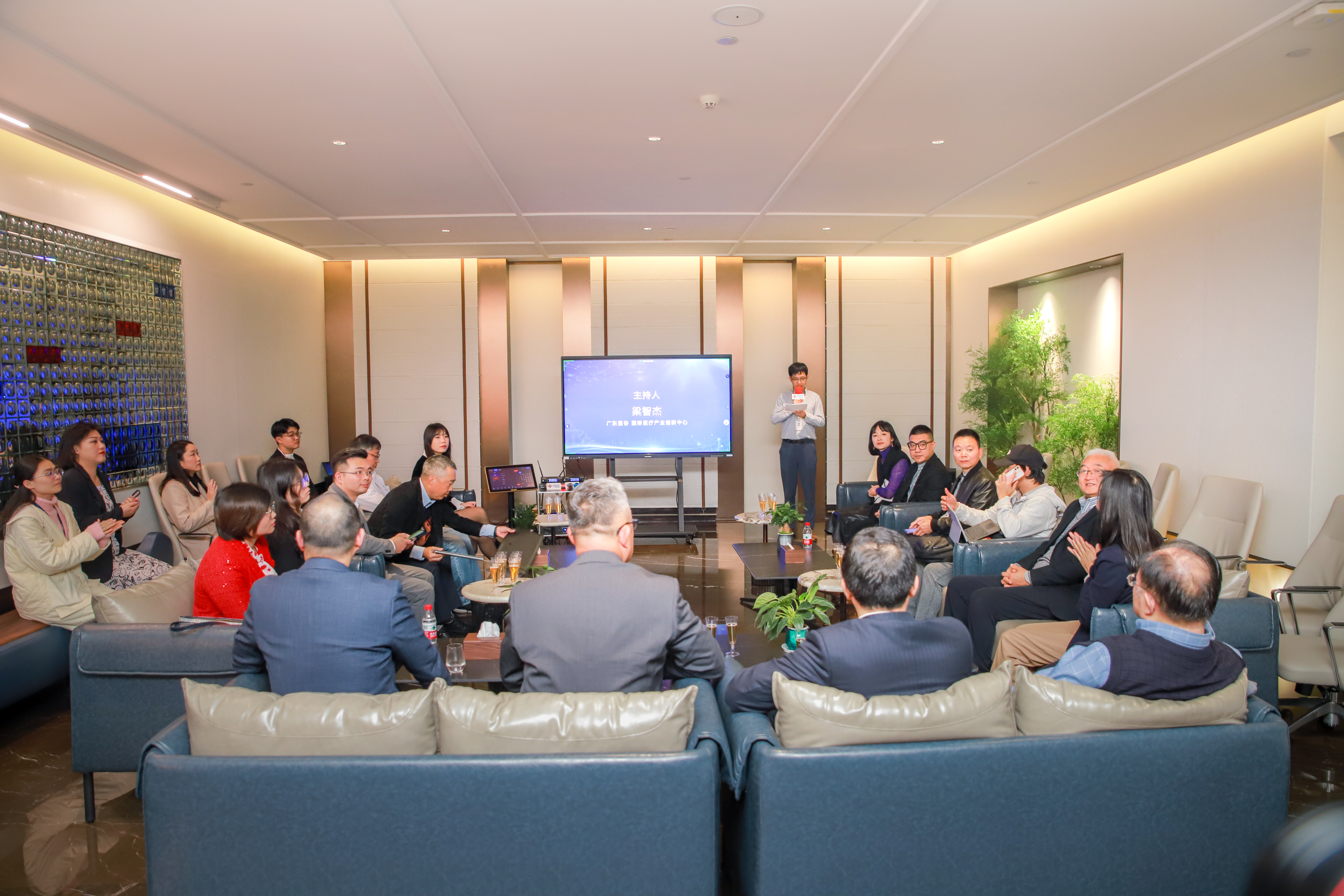 “創(chuàng)新器械：‘機(jī)’于忽微，‘鏡’顯卓越”——廣東醫(yī)谷珠海金鼎夜話(huà)順利舉行！