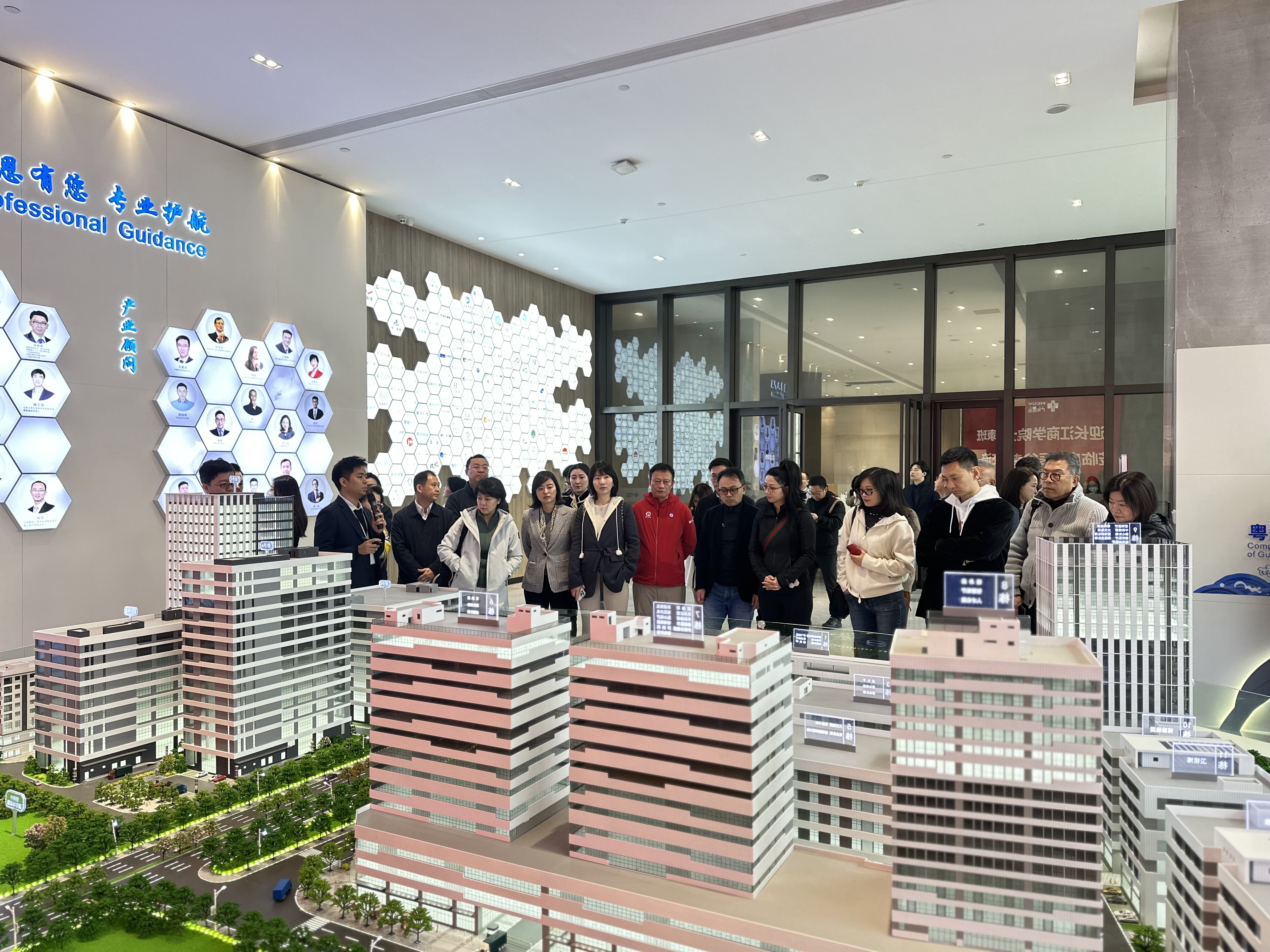 長(zhǎng)江商學(xué)院大健康班蒞臨廣東醫(yī)谷考察交流