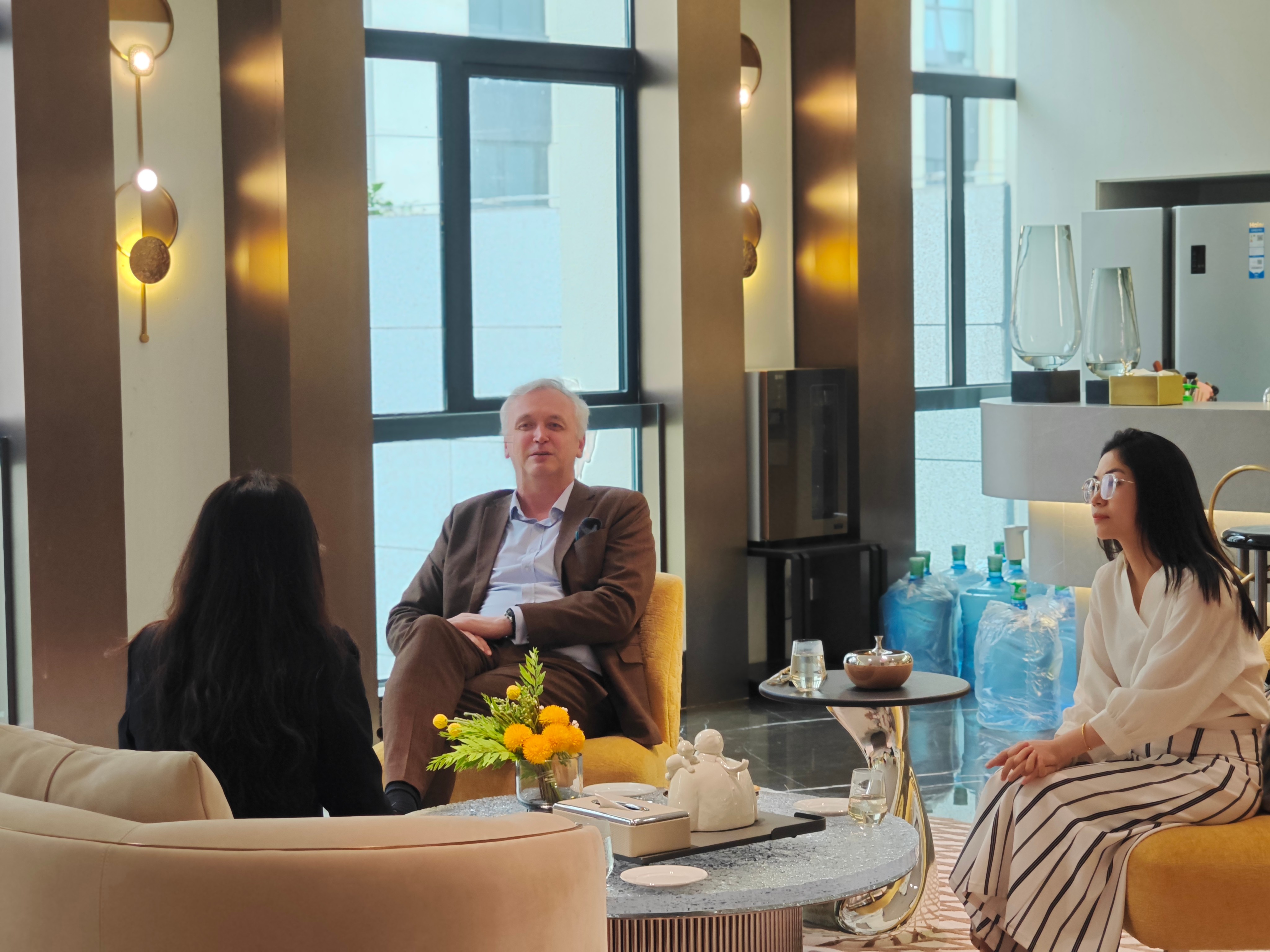 比利時駐北京大使館瓦隆地區(qū)商務(wù)及科技領(lǐng)事德迪業(yè)蒞臨廣東醫(yī)谷考察