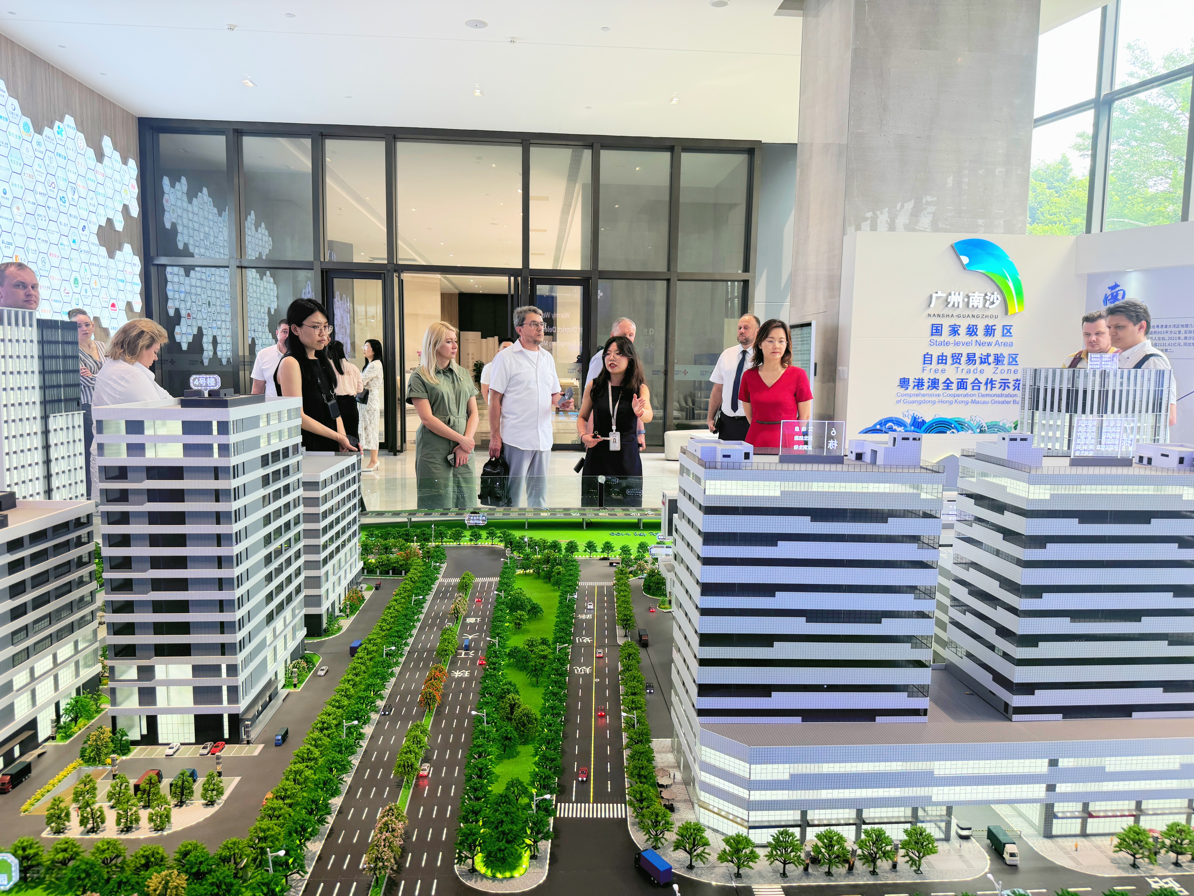 白俄羅斯明斯克市蘇維埃區(qū)第一副行政長官亞歷桑德拉·伊戈維娜蒞臨廣東醫(yī)谷