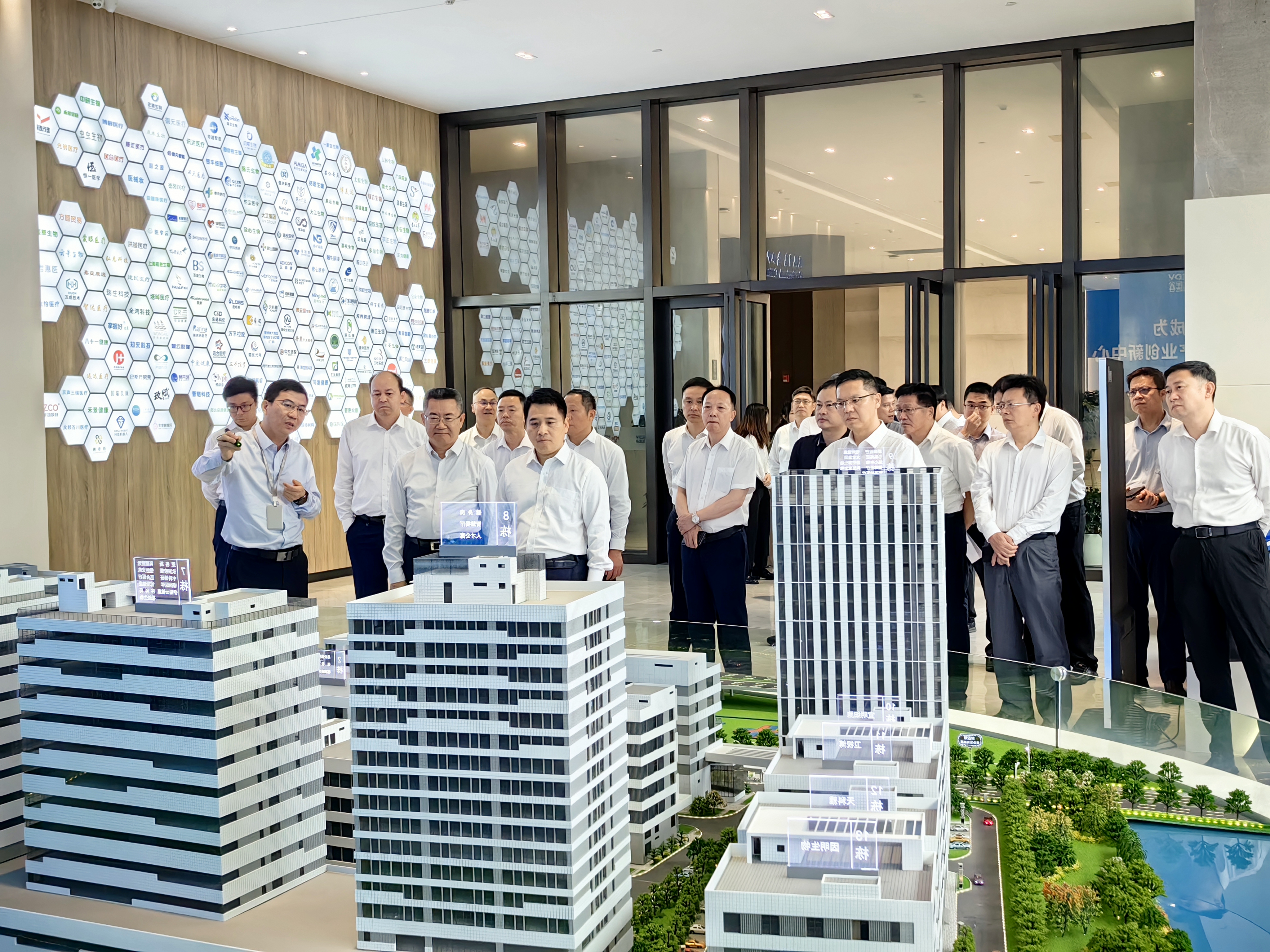 珠海市政府領(lǐng)導(dǎo)一行蒞臨廣東醫(yī)谷考察調(diào)研