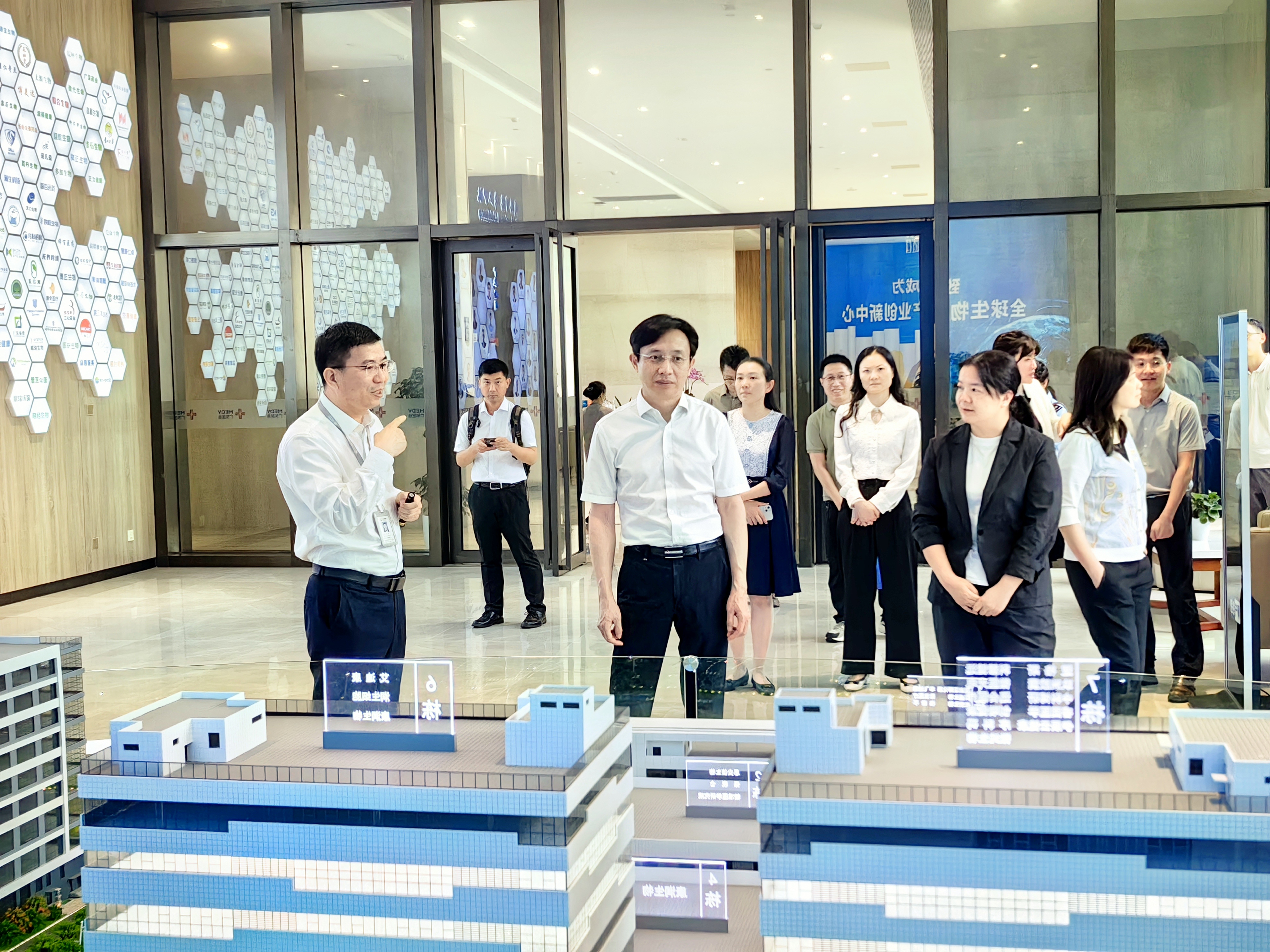 廣州稅務(wù)部門領(lǐng)導(dǎo)一行蒞臨廣東醫(yī)谷考察調(diào)研