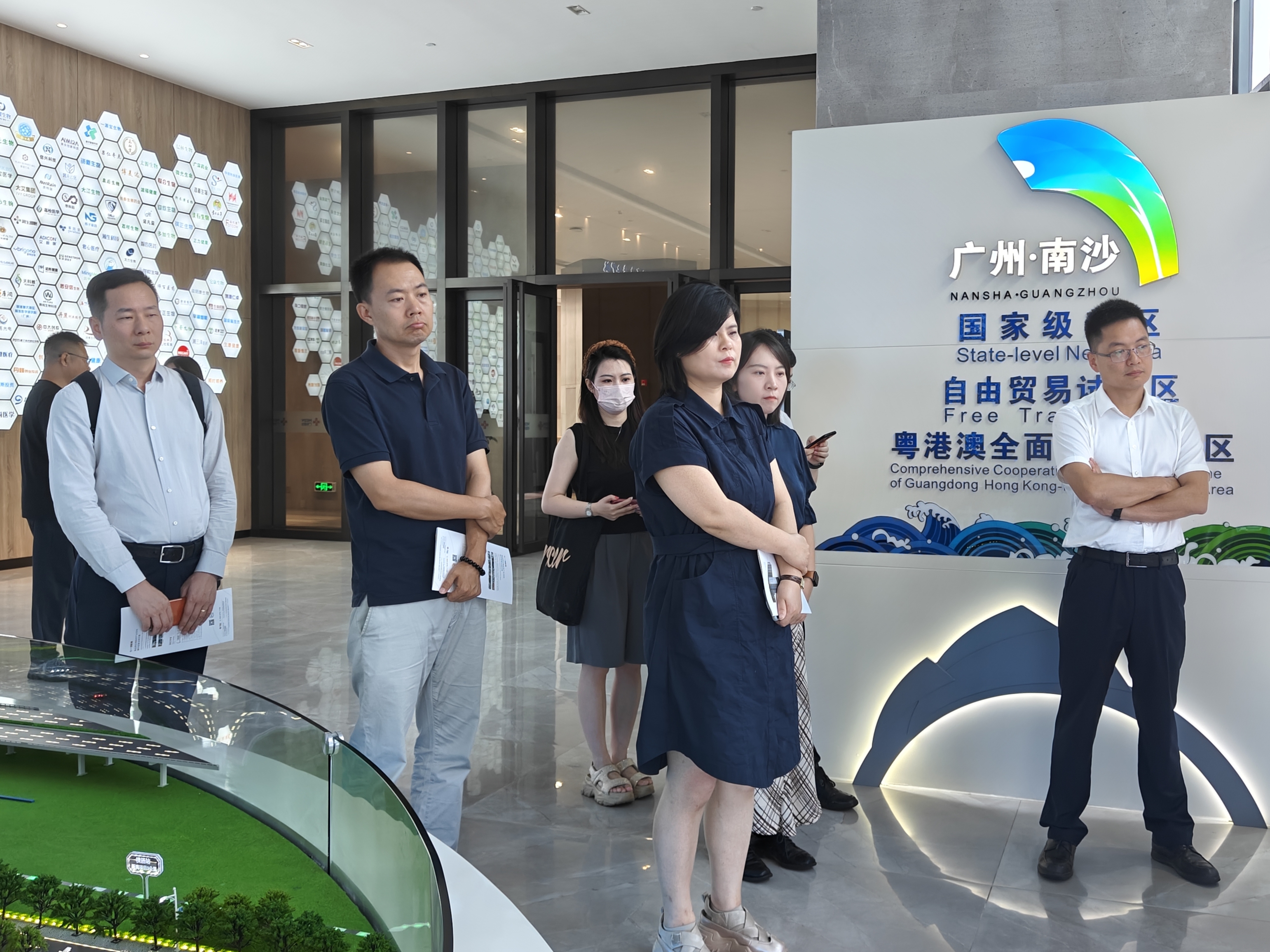 廣州市南沙區(qū)政府副區(qū)長(zhǎng)陳國(guó)慶、中國(guó)高新技術(shù)產(chǎn)業(yè)導(dǎo)報(bào)社產(chǎn)業(yè)服務(wù)中心主任劉曉芹一行蒞臨廣東醫(yī)谷考察交流