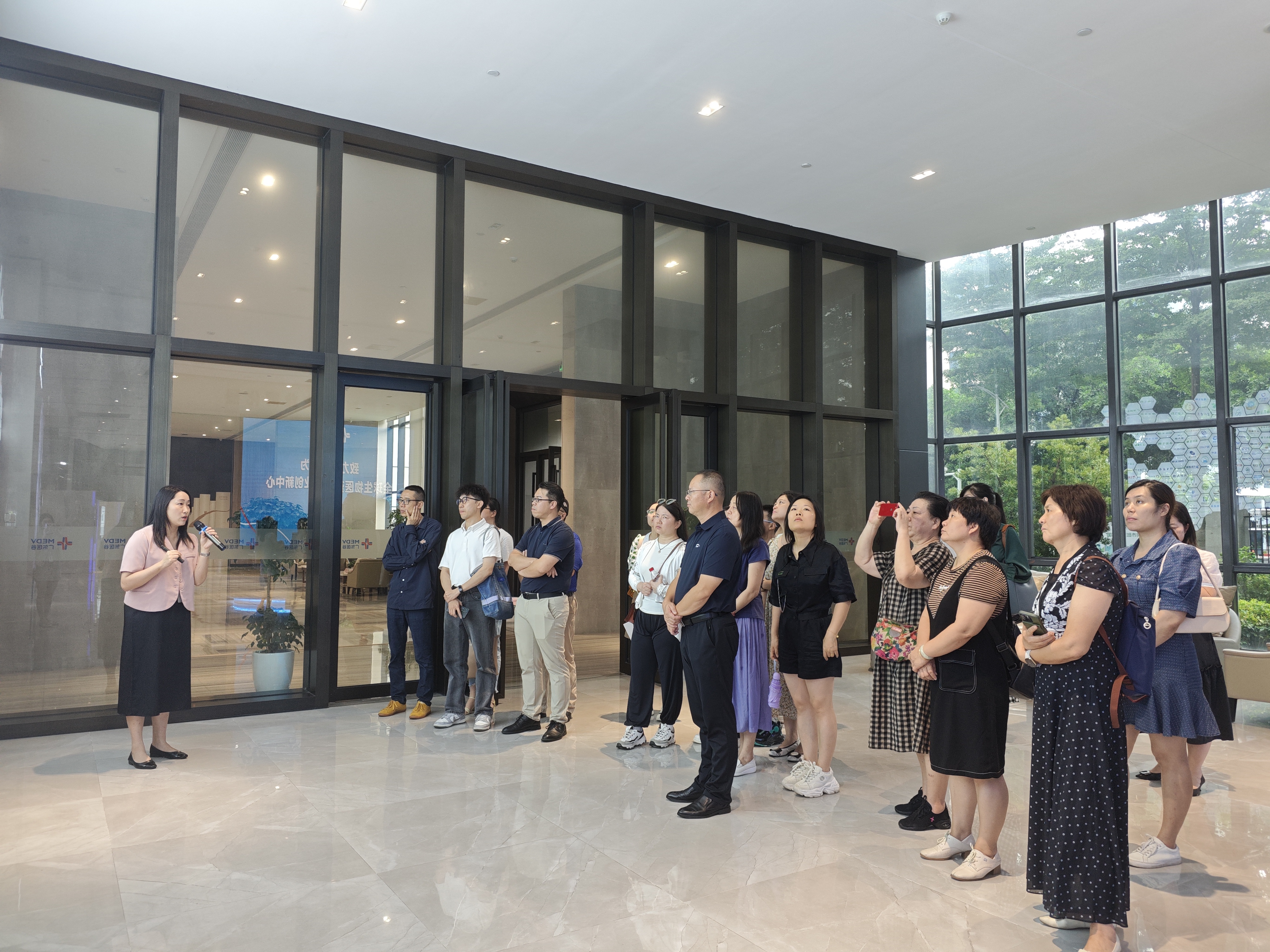 國家藥監(jiān)局藥品審評檢查大灣區(qū)分中心黃曉龍主任一行蒞臨廣東醫(yī)谷考察調(diào)研