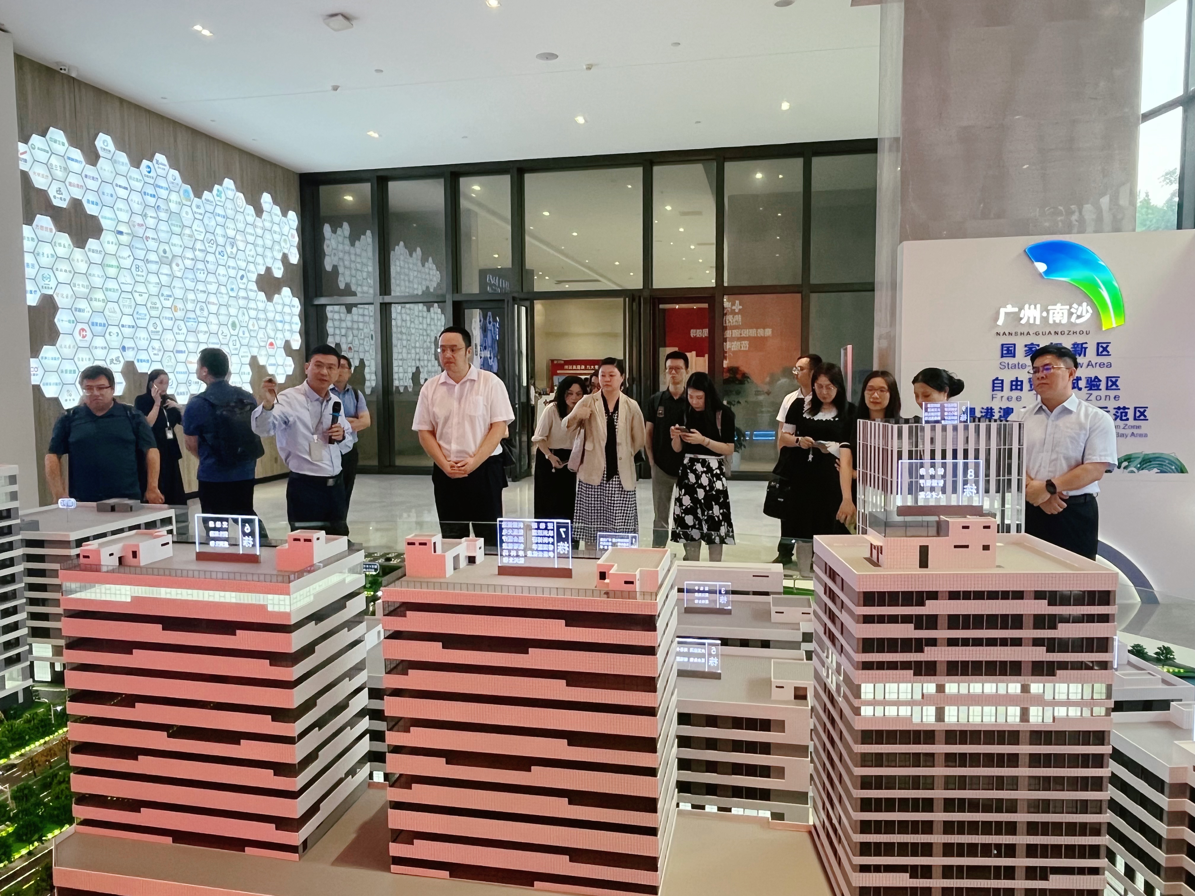 商務(wù)部投資促進(jìn)事務(wù)局及國(guó)際藥企在華政府事務(wù)部代表團(tuán)一行蒞臨廣東醫(yī)谷考察調(diào)研