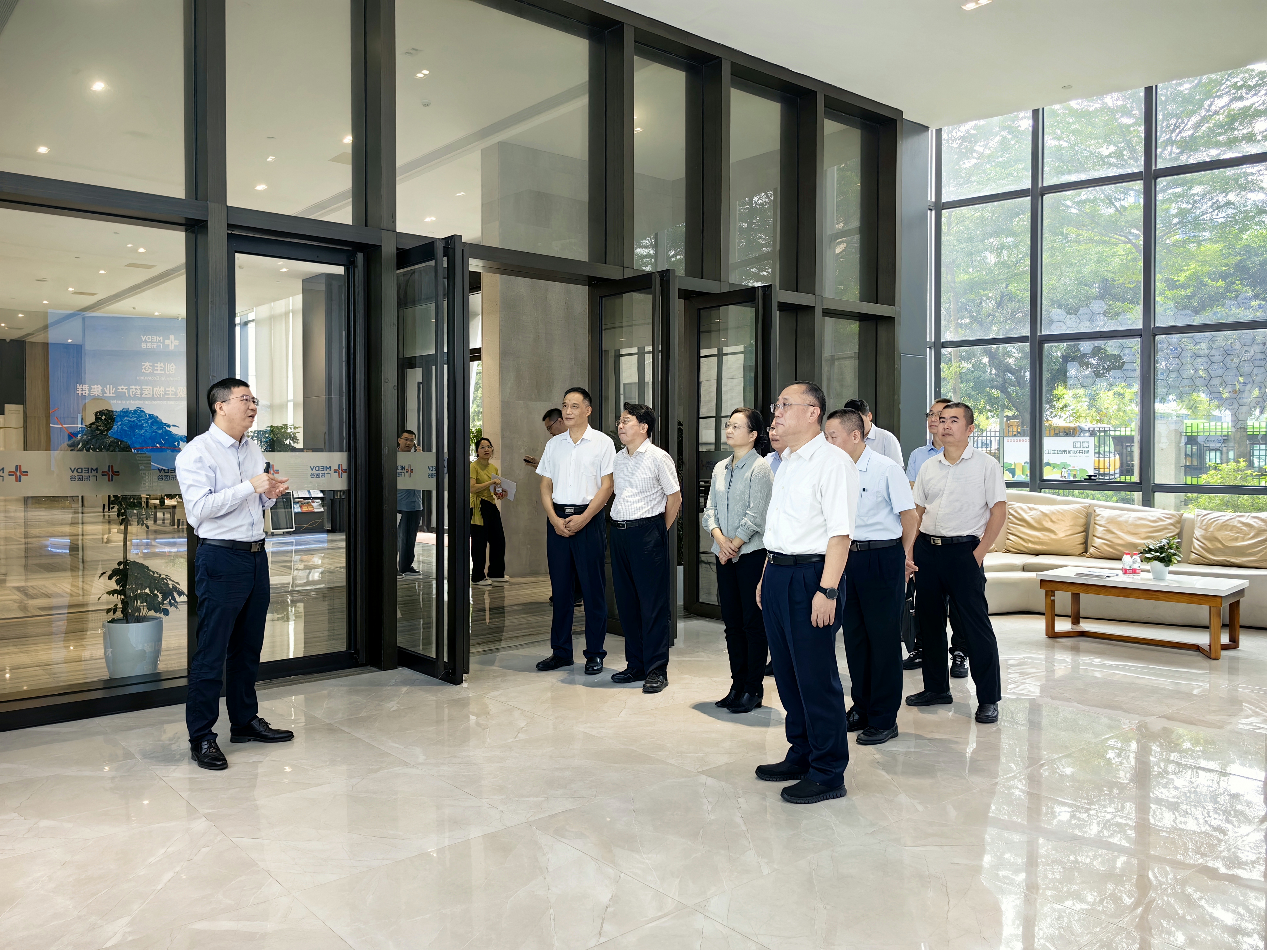 廣州市政協(xié)副主席、黨組成員武延軍一行蒞臨廣東醫(yī)谷考察交流