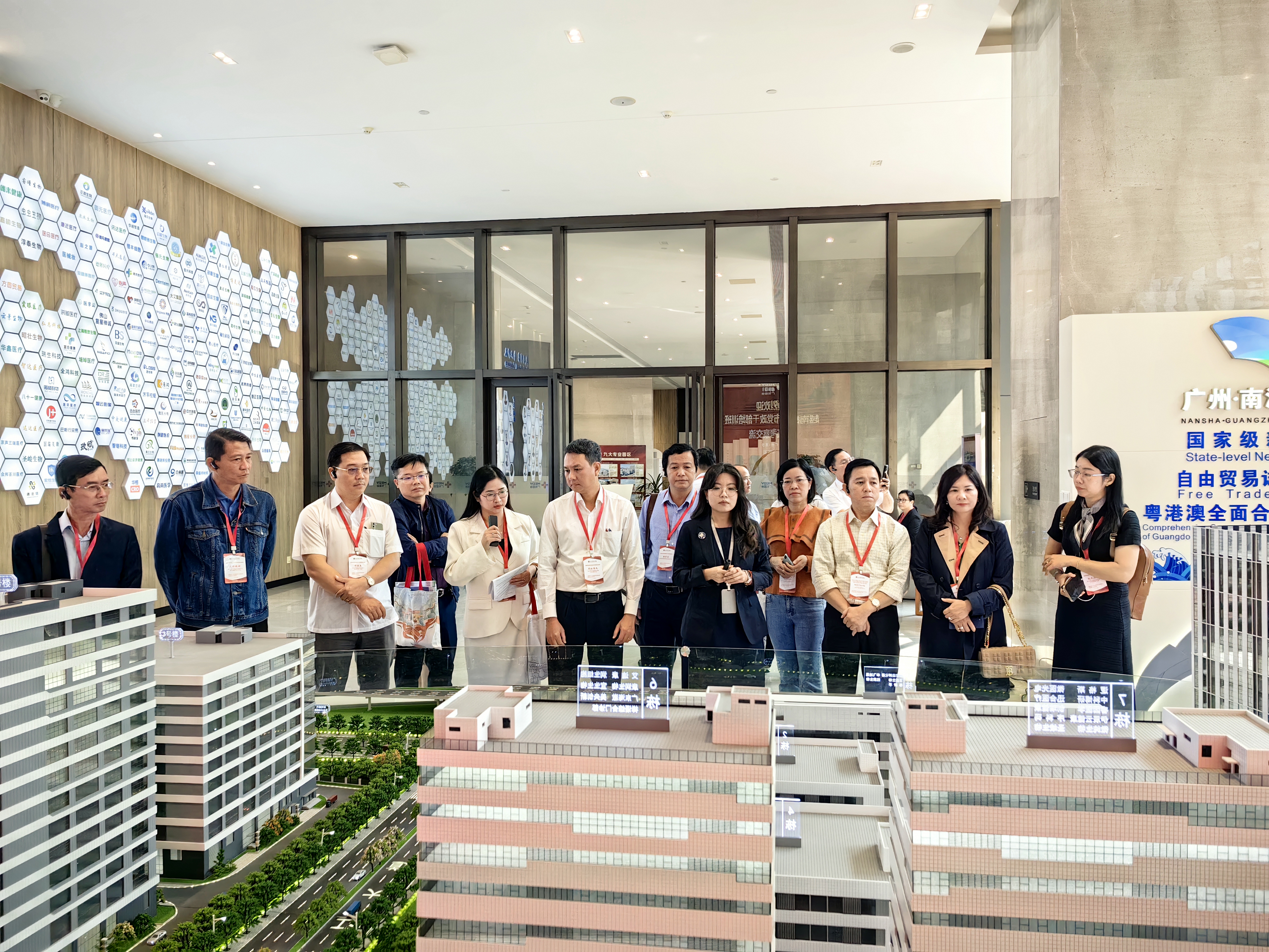 越南胡志明市黨政干部培訓(xùn)班代表團(tuán)蒞臨廣東醫(yī)谷考察交流