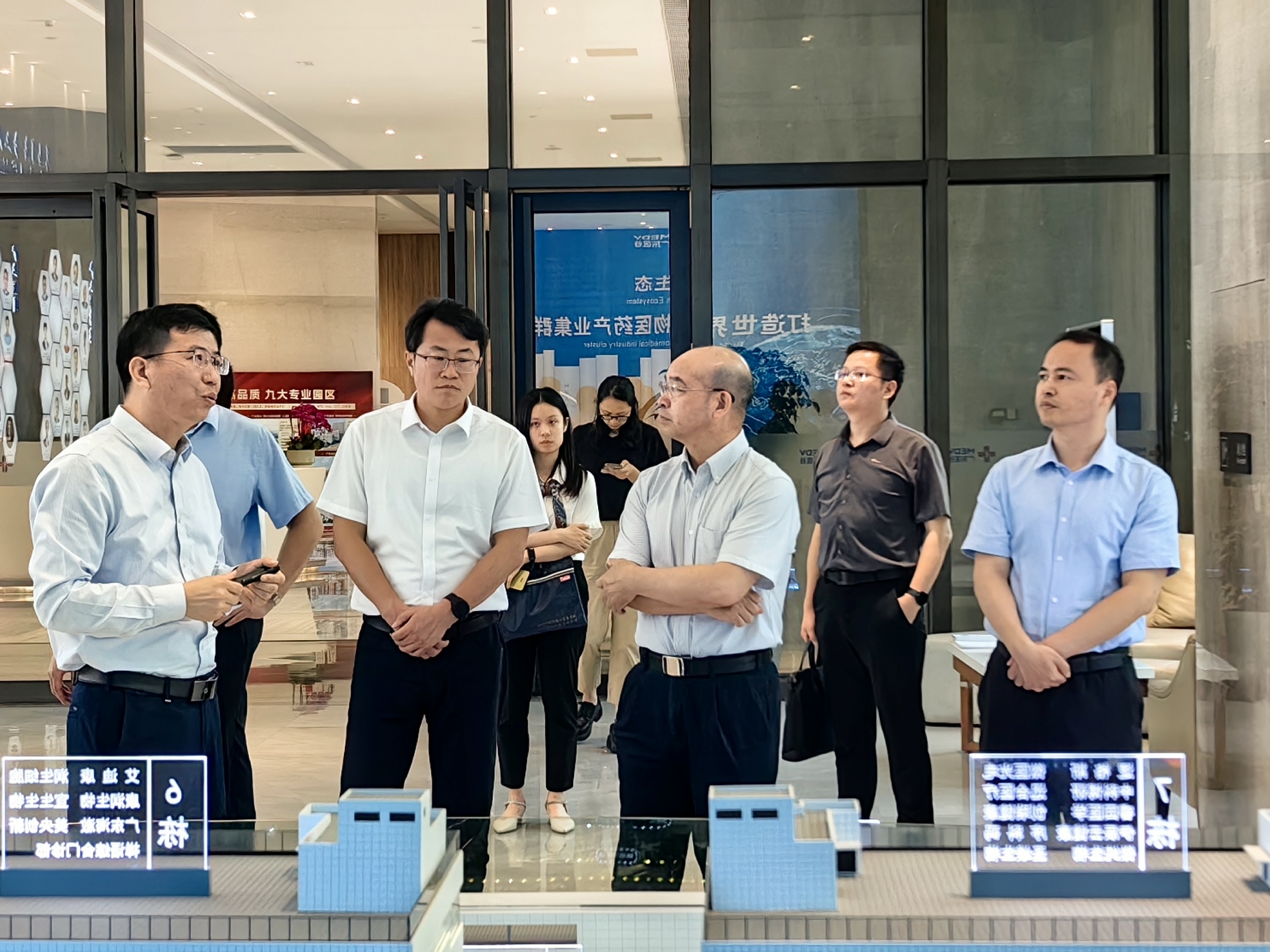 國(guó)家生物信息中心黨委書記、副主任黃鐵青一行蒞臨廣東醫(yī)谷考察調(diào)研