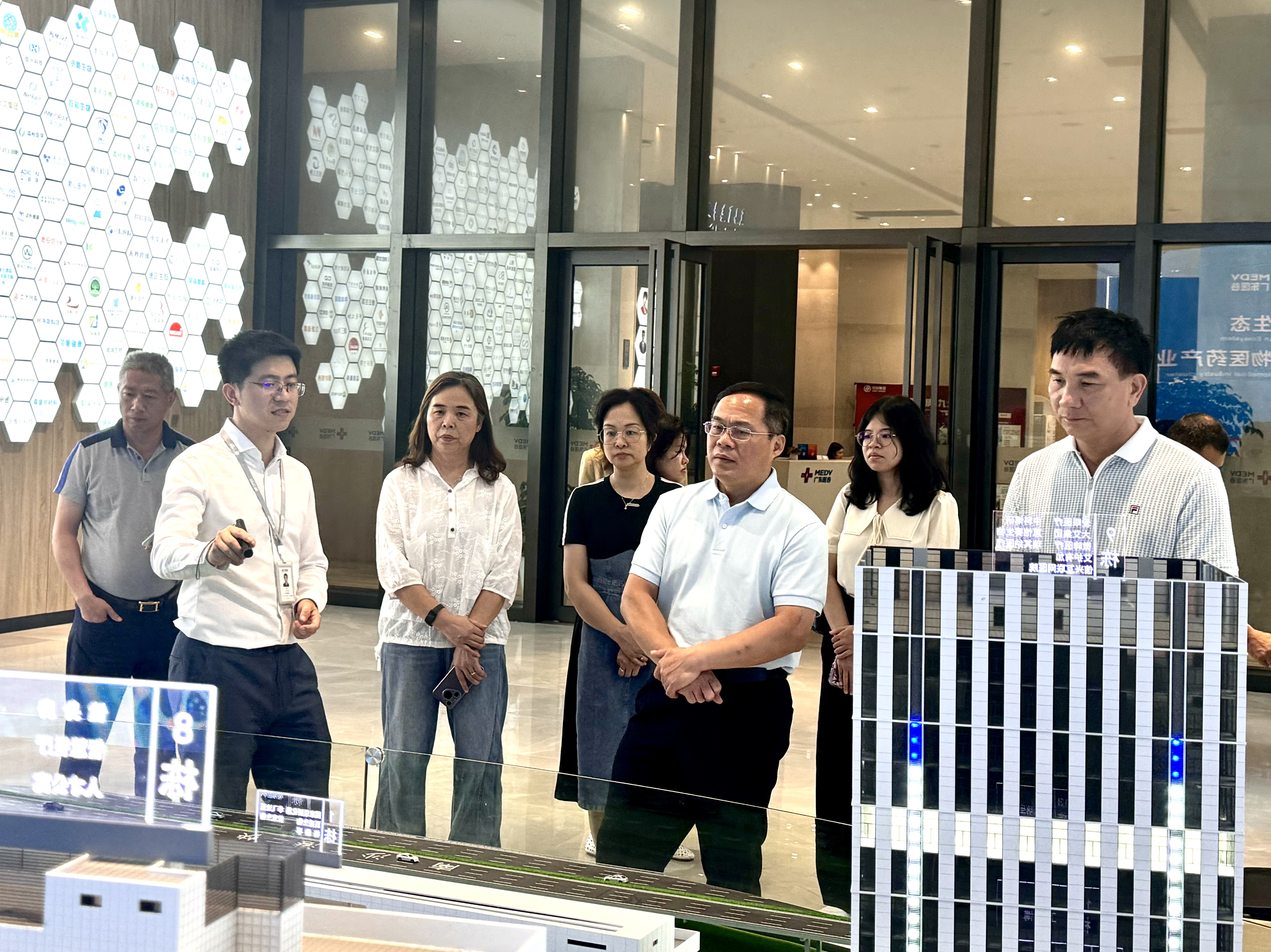 高明區(qū)政協(xié)黨組副書記、副主席黃志明等一行蒞臨廣東醫(yī)谷考察調(diào)研