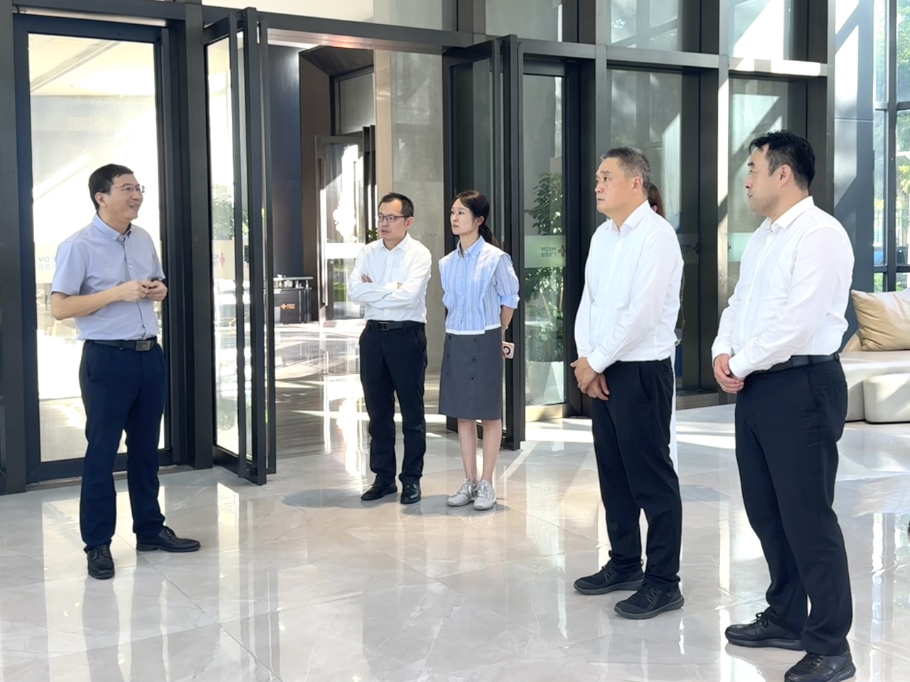 國家發(fā)改委體改司司長王任飛一行蒞臨廣東醫(yī)谷考察調(diào)研