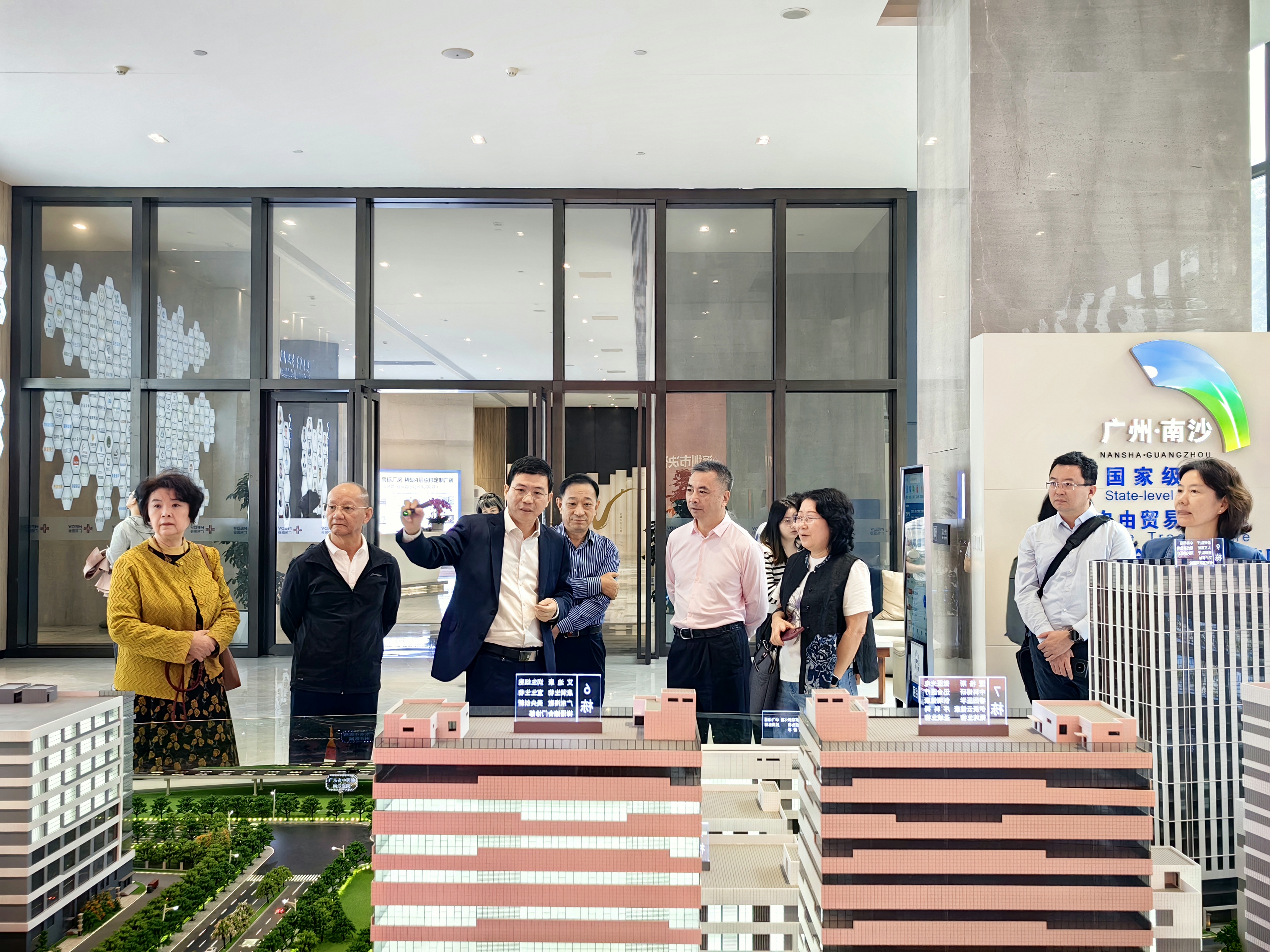 深圳市決咨委衛(wèi)生組成員一行蒞臨廣東醫(yī)谷考察
