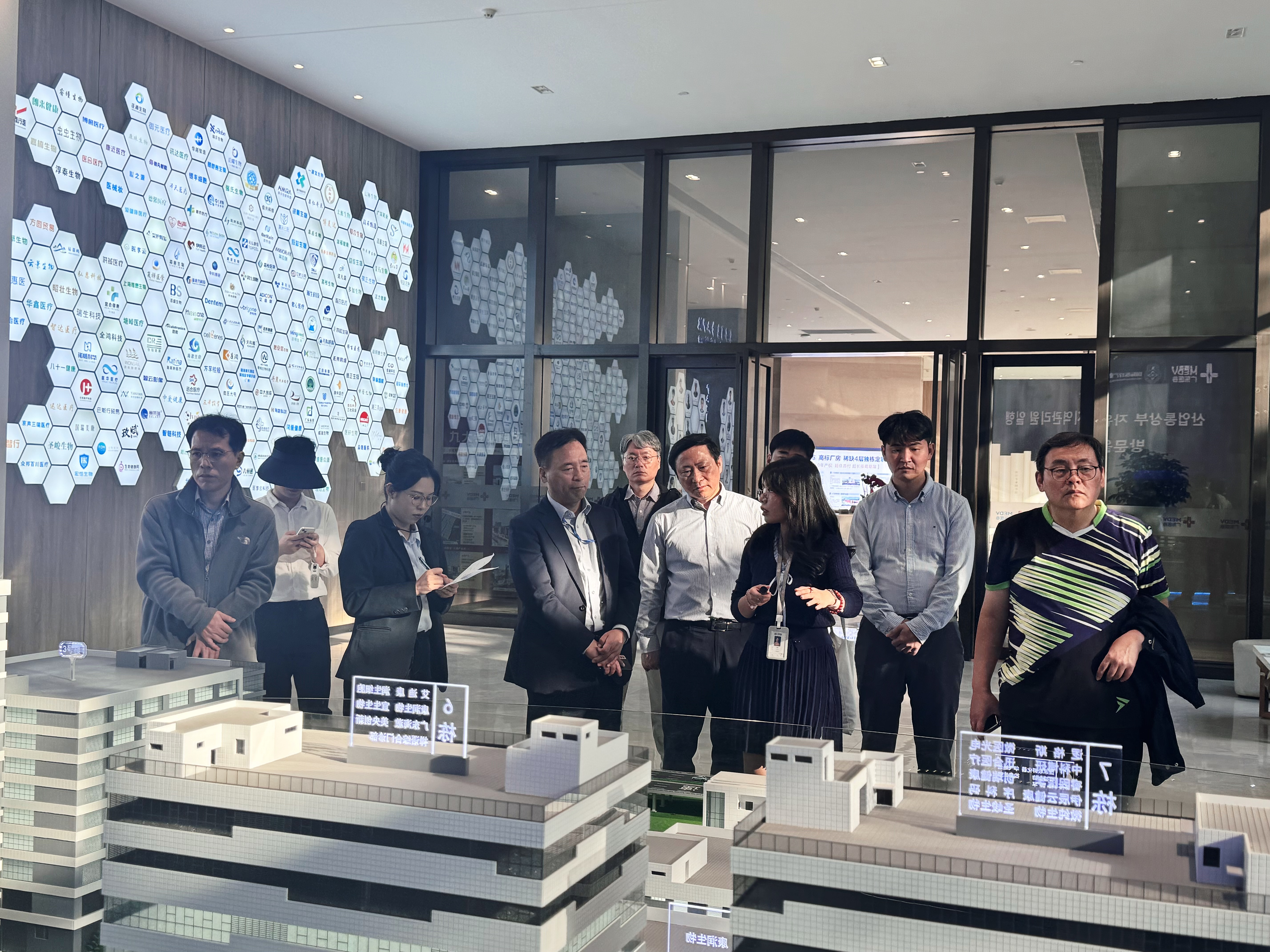 韓國產(chǎn)業(yè)通商部自由貿(mào)易地區(qū)管理院一行蒞臨廣東醫(yī)谷考察交流