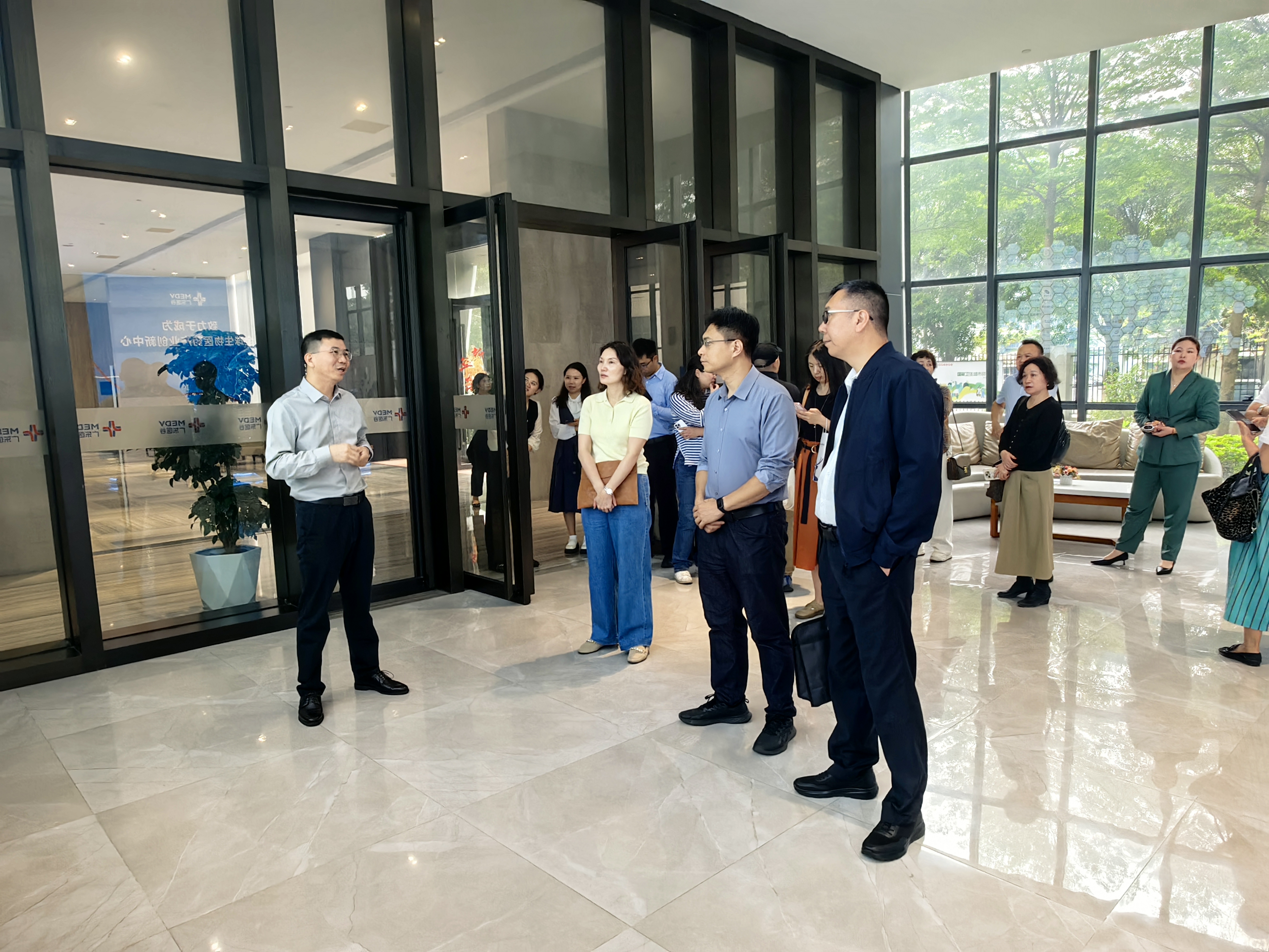 廣州市人大常委會(huì)法工委與工信局調(diào)研組一行蒞臨廣東醫(yī)谷考察