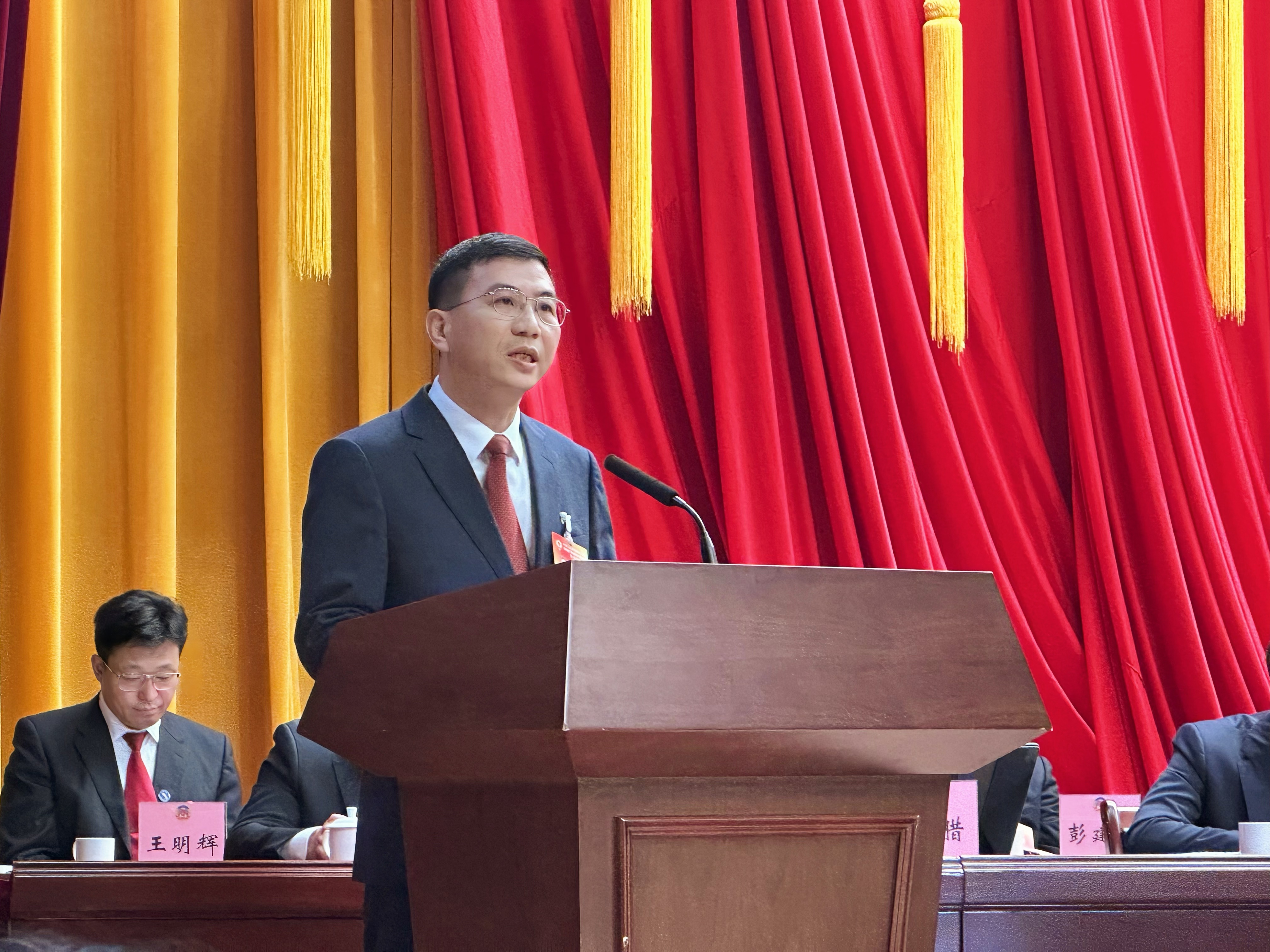 香港環(huán)保產(chǎn)業(yè)協(xié)會(huì)會(huì)長(zhǎng)鄭文聰表示，南沙擁有雄厚的產(chǎn)業(yè)基礎(chǔ)和創(chuàng)新的政策環(huán)境，香港在環(huán)保技術(shù)研發(fā)和國(guó)際資源對(duì)接方面具有獨(dú)特優(yōu)勢(shì)，此次活動(dòng)為兩地優(yōu)勢(shì)互補(bǔ)、協(xié)同創(chuàng)新提供了高效平臺(tái)。參與活動(dòng)的香港企業(yè)家代表紛紛表示，南沙的產(chǎn)業(yè)配套和政策支持令人印象深刻，期待在節(jié)能環(huán)保、綠色金融等領(lǐng)域開(kāi)展更深層次合作。  作為大灣區(qū)生物醫(yī)藥產(chǎn)業(yè)的核心載體，廣東醫(yī)谷始終以“產(chǎn)業(yè)集群+產(chǎn)業(yè)服務(wù)+產(chǎn)業(yè)投資”為核心，為企業(yè)提供從研發(fā)到