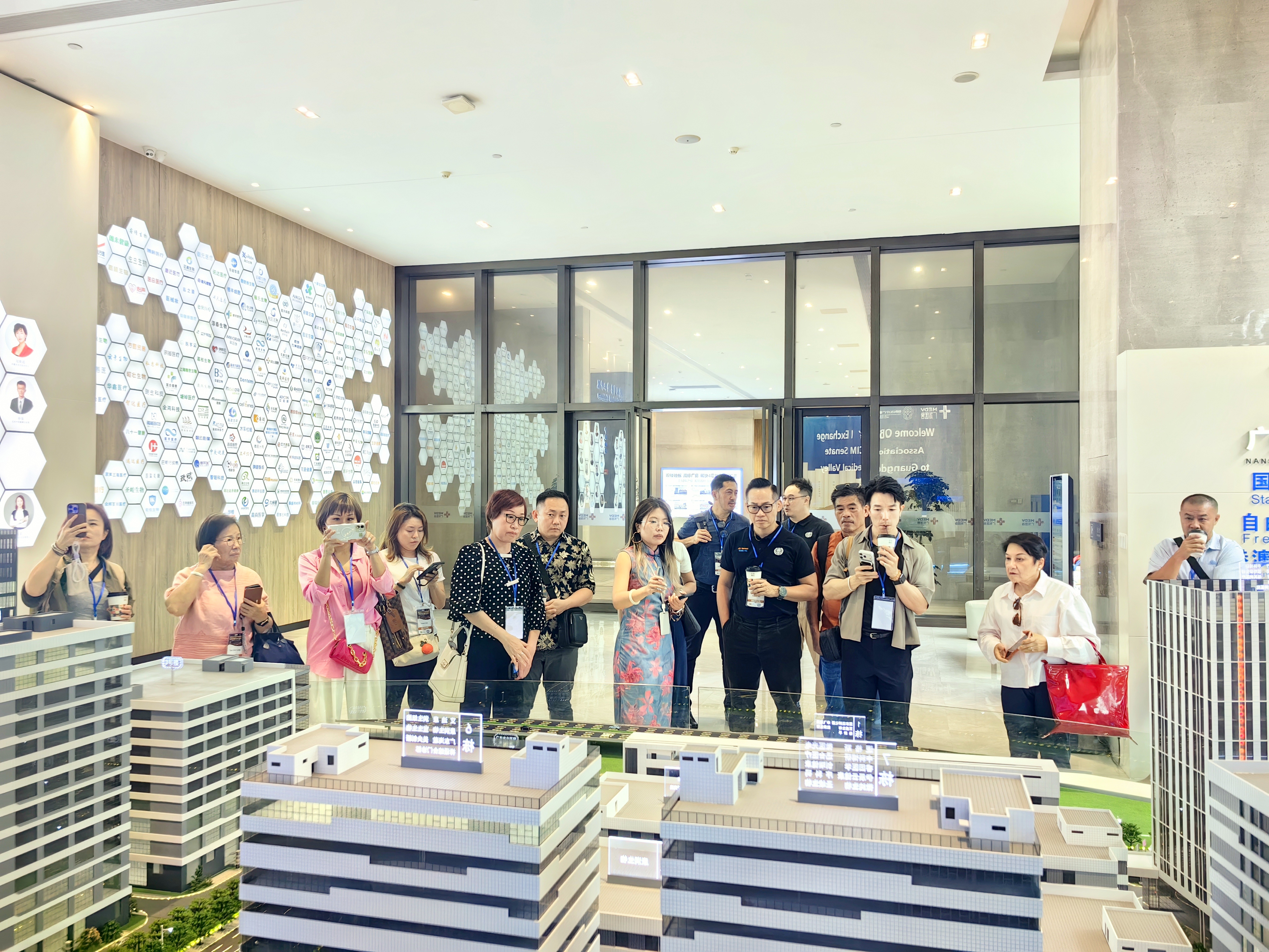 香港一帶一路國(guó)際交流協(xié)會(huì)及JCI馬來(lái)西亞青商參議院一行蒞臨廣東醫(yī)谷考察